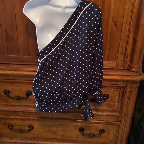 Polkadot off the shoulder 100% polyester with buttons on the side - Picture 7 of 10